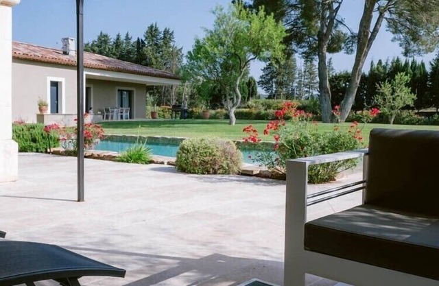 Villa des Amandiers, charming contemporary house at the foot of the Luberon mountains