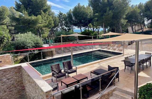 VILLA DESIGN 300M2, HEATED SWIMMING POOL, SEASIDE, 3500M2 OF FENCED GROUND