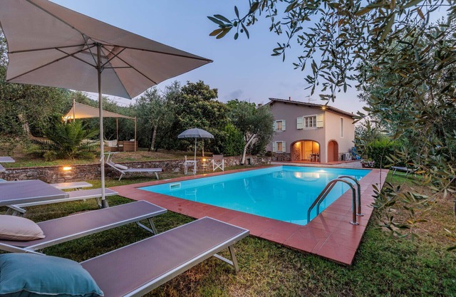 Villa Dondolino, a Stylish Farmhouse with Private Pool close to Lucca and the Beach