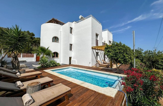 Villa 'Dorada' with Sea Views, Wi-Fi and Air Conditioning