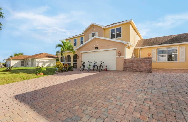 Villa Enzo 5BRs, 2.5 BAs, sleeps 20+, 43 feet long heated pool, over 3,100 sqft.