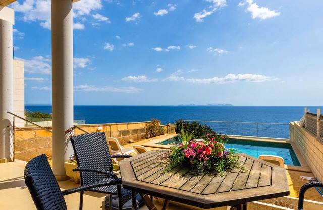Villa Es Bufedo, in 1st line with spectacular sea views in Cala Pi