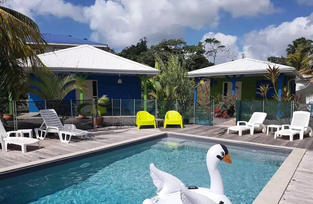 Villa F2 in the center of the island, with pool and garden, quiet area