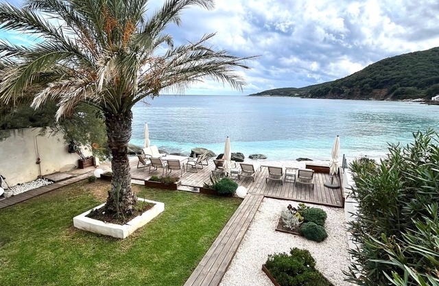 Villa flat with garden and direct access to the beach - sensational -