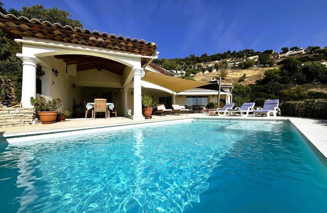 Villa for 6 people with pool and sea view in the Valcros domain in La Londe les Maures
