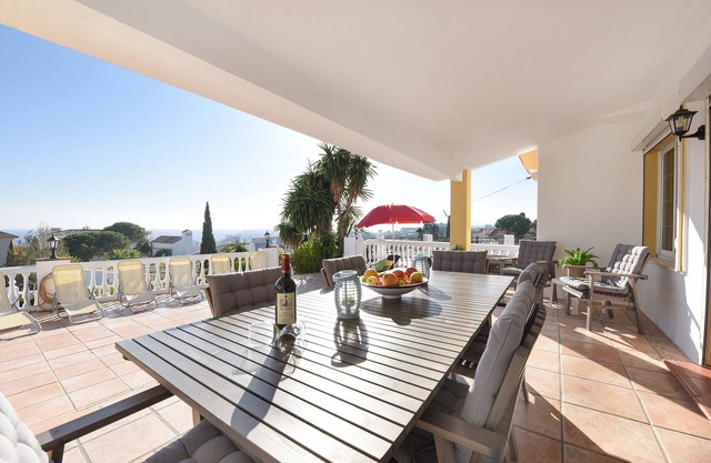 Villa for 8 people with private pool & bbq. 5 min drive from beach!
