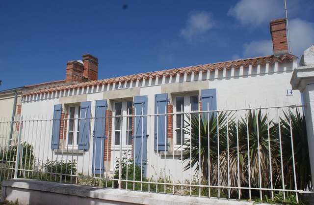 Villa, large garden, wifi, 400m from the beach and 600m from the market