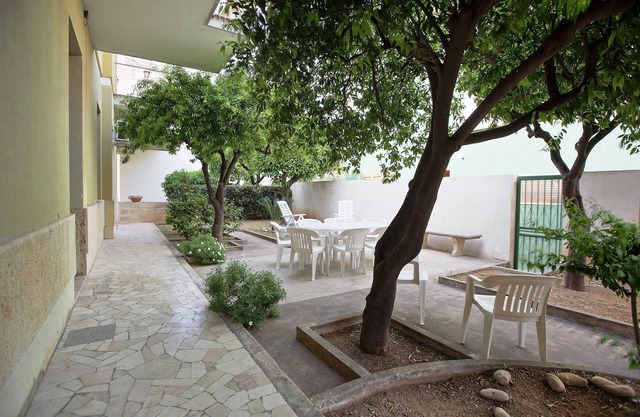 VILLA GIOVE. Prestigious and very spacious Sicilian house with exclusive garden