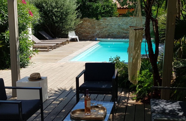 Villa heated pool 100m beach, 20 m from the port, terrace, Seaside, air conditioning