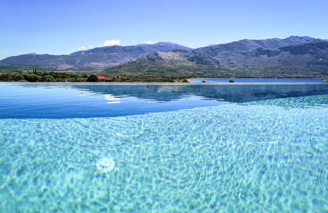 Villa Helena Summary: