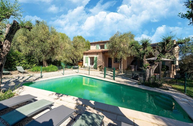 Villa in Mouans-Sartoux with Pool & Beach