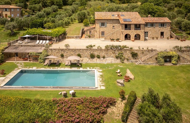 Villa in Tuoro Sul Trasimeno with 6 bedrooms sleeps 12
