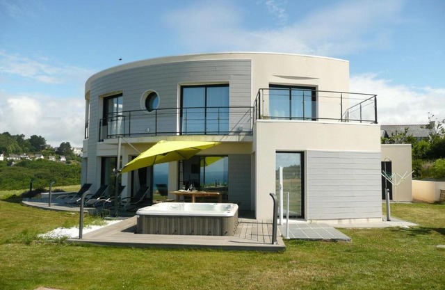 Villa in Telgruc-sur-Mer with Sea Views & Jacuzzi