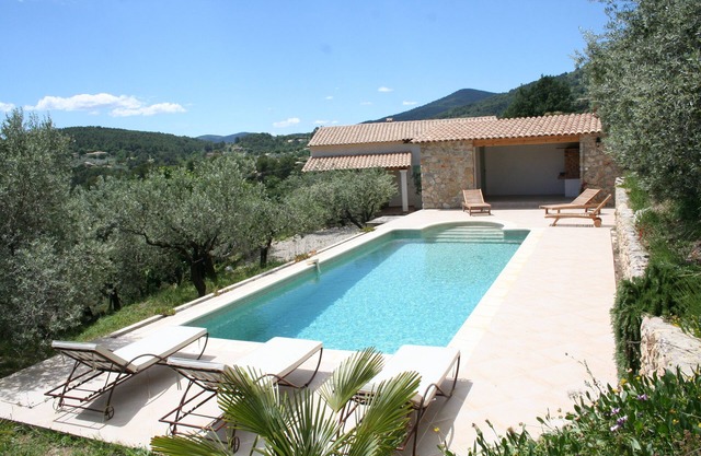 Villa in the heart of an olive grove with swimming pool and jacuzzi