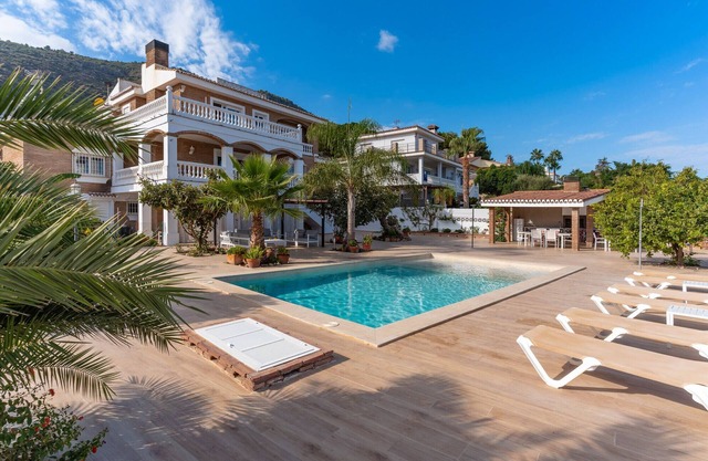 'Villa Isabella' with Mountain Views, Wi-Fi and Air Conditioning