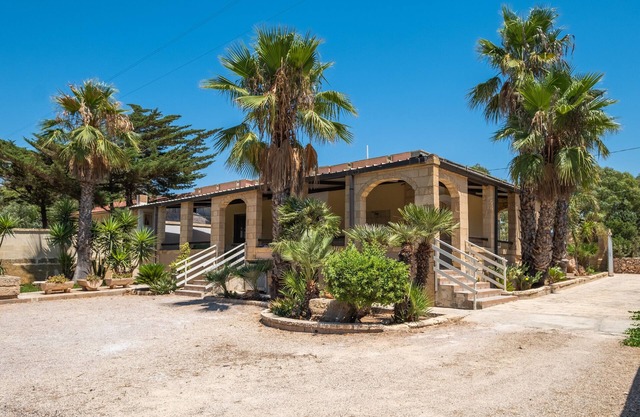 Villa "Casa Vacanze Consiglia" close to the Beach with Garden