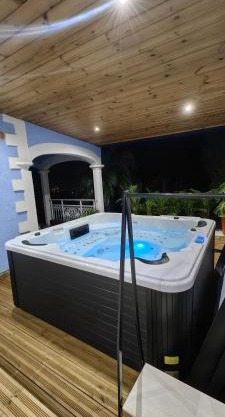 Villa JACUZZI CharlysAngel la Possession
