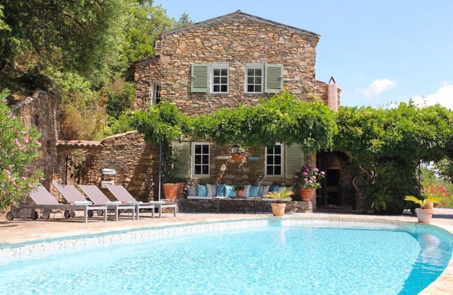 Villa La Garde - Four Bedroom Villa, Sleeps 8