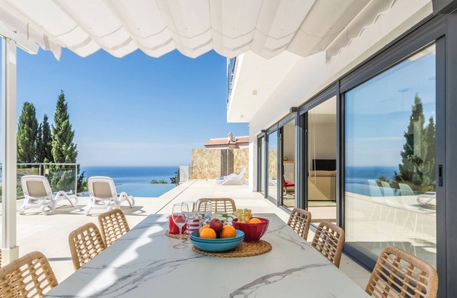 Villa La Perla with private heated pool and great views