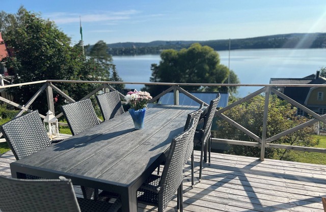 Villa LakePlats. Incredible lakeviews! Bed linens Included. Renovated bathrooms!
