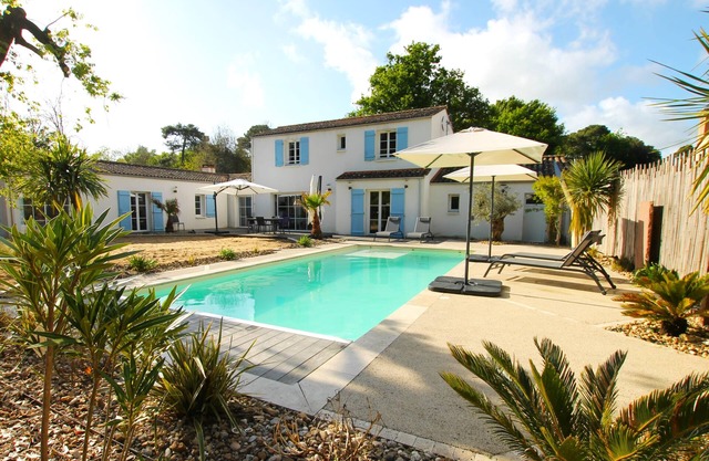Villa Le Cyprès, 170 m² with heated swimming pool surrounded by pine trees