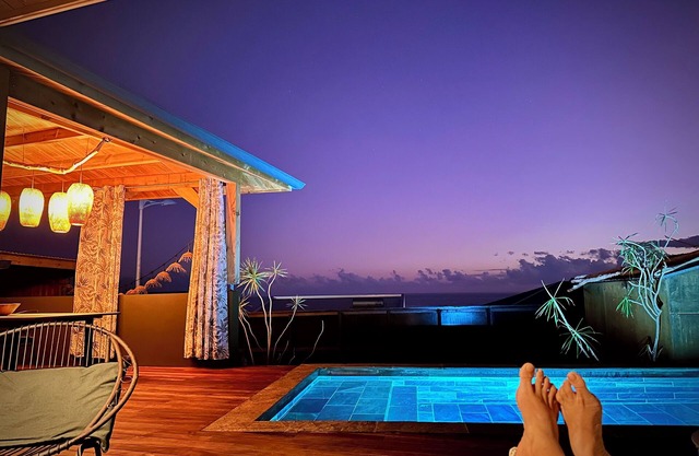 Villa Les Songes Bleus Grandbois, its spa, swimming pool and view of the Indian Ocean