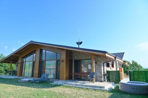 Villa Letizia with Jacuzzi near the Pirin Golf Resort