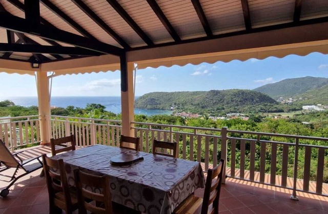 Villa located 400m from the village with breathtaking views of the beach and its pontoon