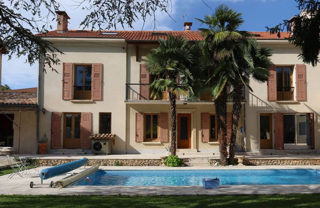Villa Louise and its spacious, warm and quiet swimming pool 3 'from the city center