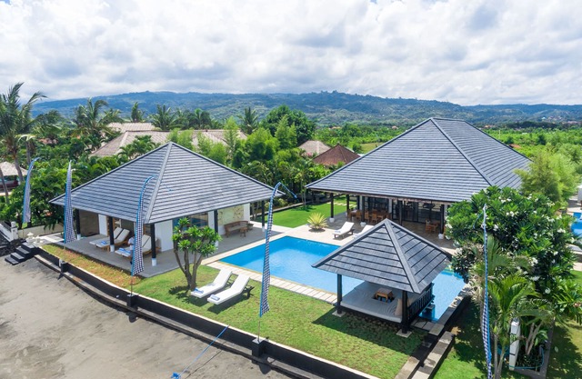 Villa Lovina-beach 1, luxury 5 * villa, staff, beachfront, pool, free boattrip