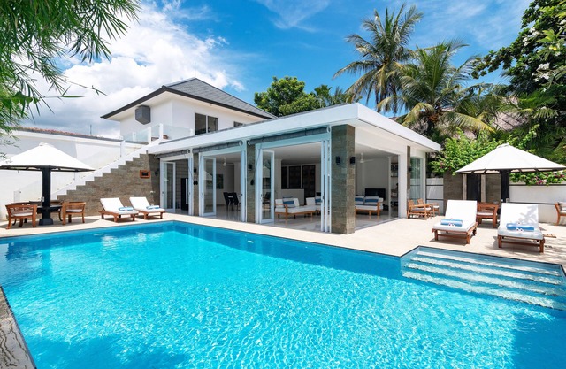 Villa Lovina-beach 2, luxury 5 * villa, staff, beachfront, pool, free boattrip