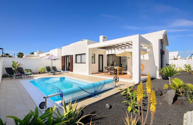 Villa Luna with Mountain View, Pool, Terrace and Wi-Fi