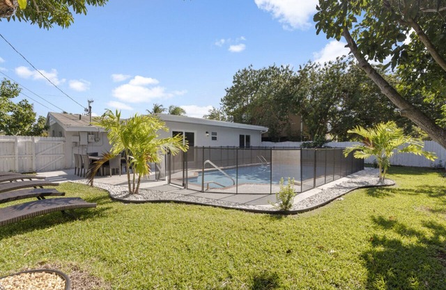 Villa Luxe: Spacious 4 BD/3BA Heated Pool BBQ Large Fenced-In Yard