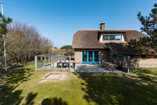 Villa met grote tuin in de duinen nabij het strand