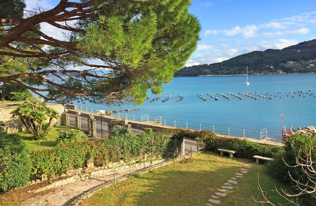 Villa Miranda 5Bd Waterfront WiFi BBQ 10 mt from the Shore, Ferry to 5 Terre