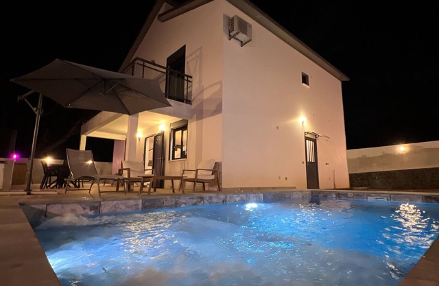 Villa Moderne Paradisiaque Avec Piscine, Vue sur Mer et Montagne