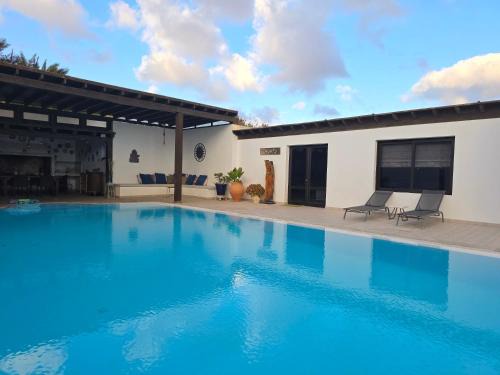 Villa Nazoly, Oasis de Tranquilidad con Piscina Privada en el Corazón de Lanzarote