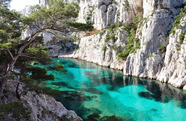 Villa near Aix-en-Provence, private pool, 6 bedrooms, sleeps 12.