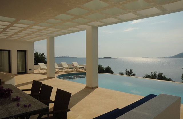 Villa Oz with Private Beach and Epic sunset