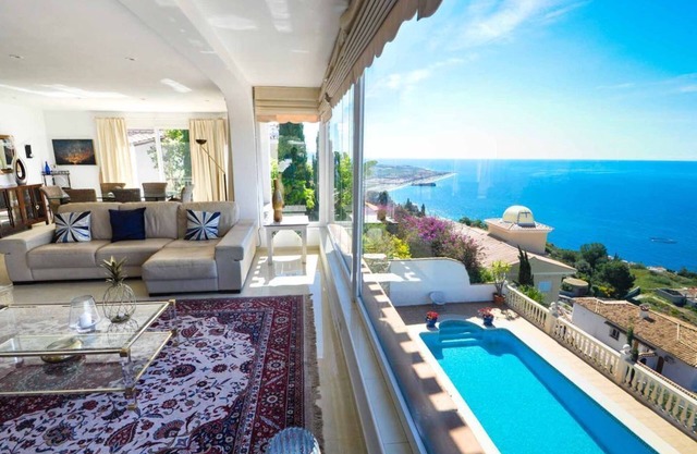 Villa Paraiso with pool and sublime sea views