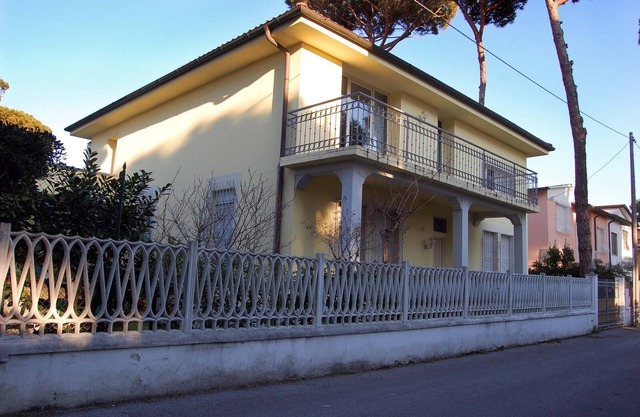 Villa Patrizia (120 sqm ground floor in a quiet area near the sea)