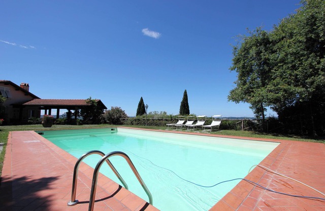 Villa Poggio La Leona with pool near Florence