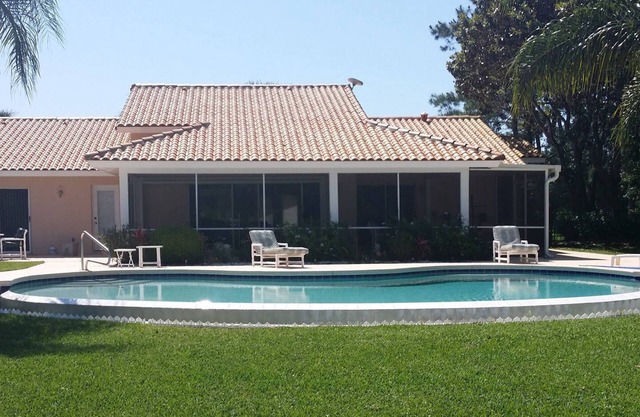 Villa pool on lake waterski school and golf near Orlando