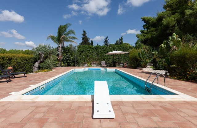 Villa pool tennis 5 bedrooms AirCon WiFi m141