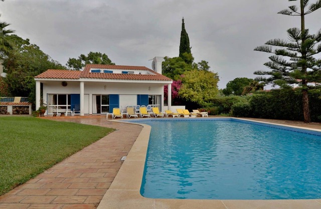 Villa Quadradinhos 3Q | 4 Bedrooms | Private Pool | Short Walk To The Praca.