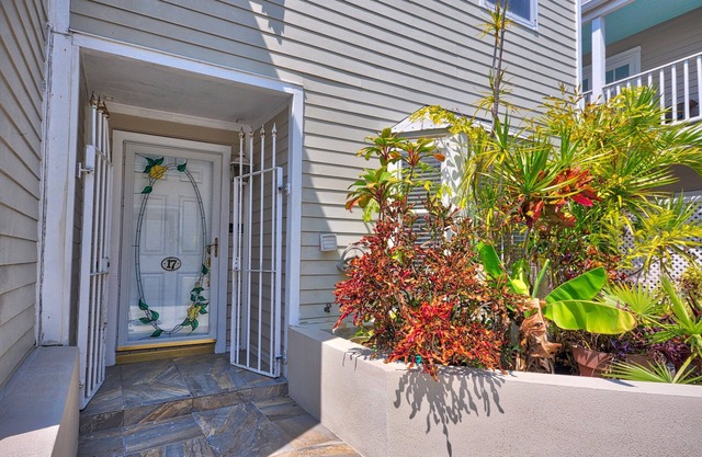 VILLA SERENA@DUVAL SQUARE - A peaceful retreat in the heart of Old Town.