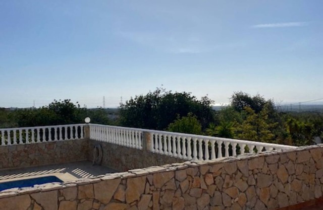 Villa Sol, large villa + private pool, garden, views towards the sea and hills