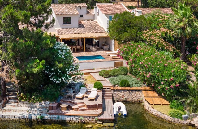 VILLA SUR LE LAGON DE ST CYPRIEN