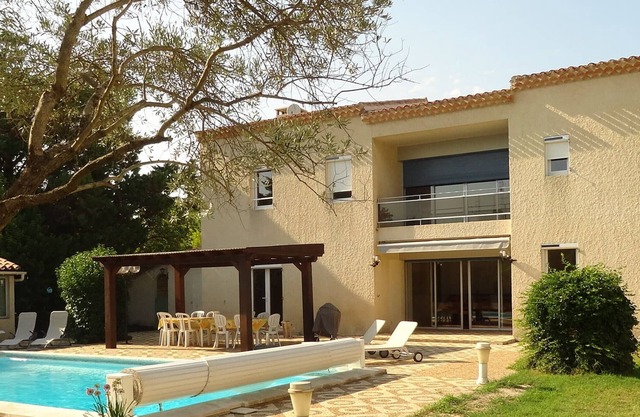 Villa Taillades, 5 bedrooms, 12 persons