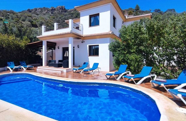 Villa Torcal 3, Heated pool , wifi, walk to bar! BBQ, Petfriendly